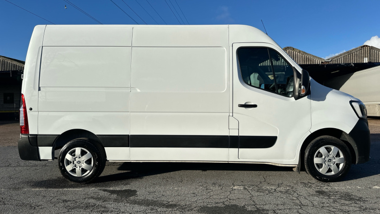 Renault Master Mwb Diesel Fwd MM35dCi 135 Business+ Medium Roof Van